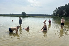 Uczestnicy ŚDS nad wodą kąpią się i opalają 