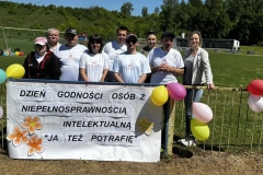 Zdjęcie grupowe podczas obchodów Dnia Godności Osób z Niepełnosprawnością Intelektualną 