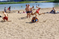 Pokazy zapaśnicze na plaży przy Zalewie