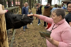 Uczestnicy spędzają czas na świeżym powietrzu podczas ogniska integracyjnego z okazji pożegnania lata  