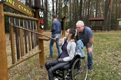 Uczestnicy spędzają czas na świeżym powietrzu podczas ogniska integracyjnego z okazji pożegnania lata  