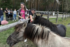 Uczestnicy spędzają czas na świeżym powietrzu podczas ogniska integracyjnego z okazji pożegnania lata  