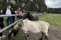 Uczestnicy spędzają czas na świeżym powietrzu podczas ogniska integracyjnego z okazji pożegnania lata  