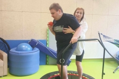 Zajęcia na sali SI - skakanie na trampolinie 